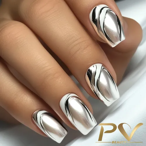 unhas-prata-curvas-abstratas-decoradas-pv-beauty-22 Unhas decoradas com esmalte prateado e detalhes pretos em um design moderno e brilhante.