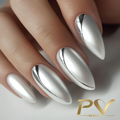 unhas-prata-decoradas-curvas-angulares-pv-beauty-05 Unhas metálicas prateadas e brilhantes em formato amendoado, destacando o design moderno e elegante.