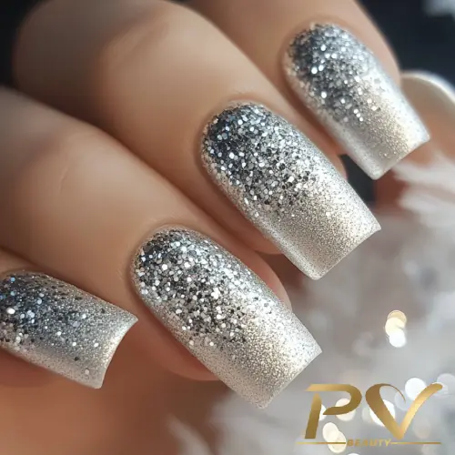 Unhas prata com efeito glitter degradê, visual elegante e moderno.