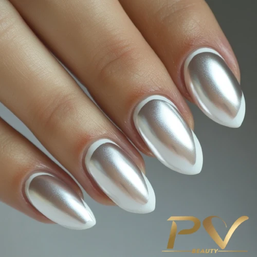 unhas-prata-francesinha-decoradas-pv-beauty-16 Mão com unhas longas e pontiagudas, esmaltadas em prata metálico com bordas brancas. Logo no canto inferior.