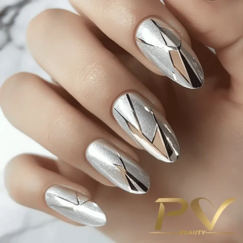unhas-prata-geometricas-decoradas-pv-beauty-07 Unhas decoradas com esmalte prateado e design geométrico em tons metálicos.