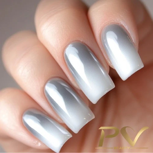 unhas-prata-ombre-decoradas-pv-beauty-15 Unhas com esmalte em degradê prateado e efeito metálico, mostrando um design elegante e moderno.