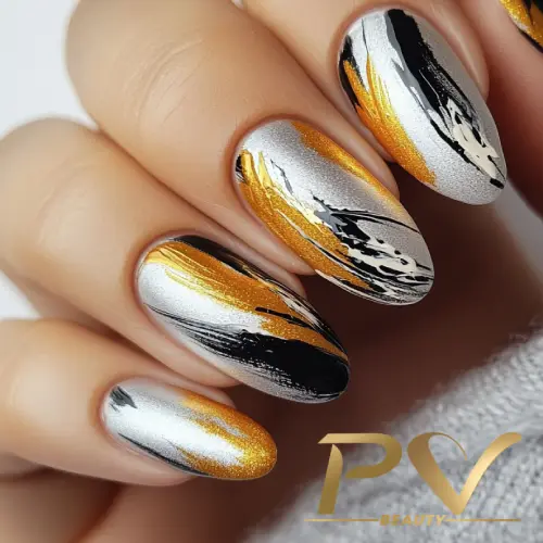 unhas-prata-pinceladas-artisticas-decoradas-pv-beauty-29 Unhas decoradas com esmalte em tons de dourado, prateado e preto, com design abstrato.