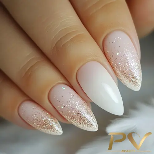 Unhas com esmalte rosa claro e pontas brancas brilhantes, decoradas com glitter prateado sutil.