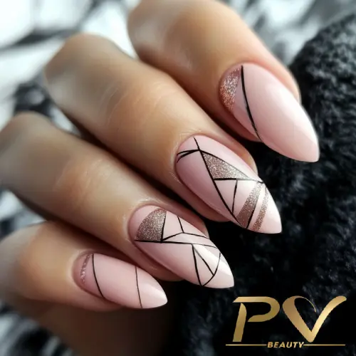 Unhas com esmalte rosa claro, detalhes geométricos pretos e glitter. Fundo desfocado em tons neutros.