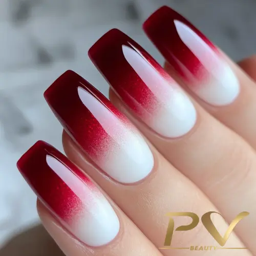 unhas-vinho-babyboomer-maravilhoso-decoradas-pv-beauty-31 Unhas com esmalte degradê do vermelho ao branco, em formato quadrado, com brilho sutil.