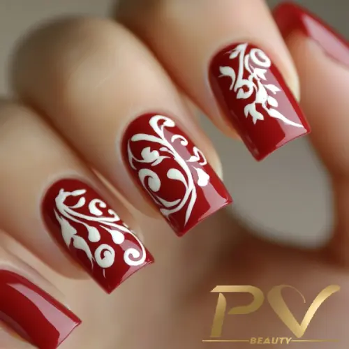 unhas-vinho-decoradas-arabescos-pv-beauty-22 Unhas vermelhas decoradas com desenhos brancos detalhados em estilo floral.