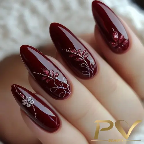 unhas-vinho-decoradas-finos-florais-pv-beauty-24 Unhas decoradas com esmalte vermelho escuro e desenhos florais delicados em prata.