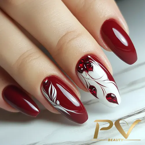 unhas-vinho-decoradas-floral-elegante-pv-beauty-21 Unhas decoradas com esmalte vermelho e branco, detalhes florais e pedras brilhantes.
