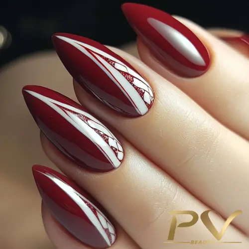 unhas-vinho-decoradas-formas-geometricas-pv-beauty-19 Unhas com esmalte vermelho e detalhes brancos e pretos em design geométrico.