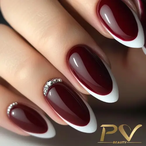 unhas-vinho-decoradas-francesinha-linda-pv-beauty-02 Unhas decoradas com esmalte vermelho escuro, pontas brancas e detalhes de strass.