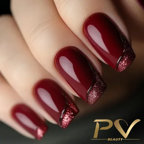 unhas-vinho-decoradas-glitter-lindo-pv-beauty-12 Unhas pintadas de vermelho escuro com pontas brilhantes em glitter.