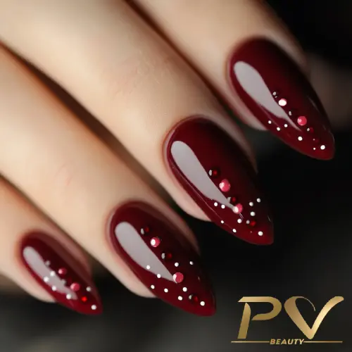 unhas-vinho-decoradas-modernas-sofisticadas-pv-beauty-34 Unhas pintadas de vermelho escuro com detalhes decorativos em branco e vermelho, em estilo pontiagudo.