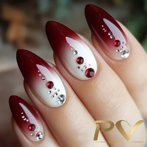 unhas-vinho-decoradas-ombre-strass-pv-beauty-07 Unhas decoradas com esmalte degradê vermelho e pedras brilhantes em design elegante.
