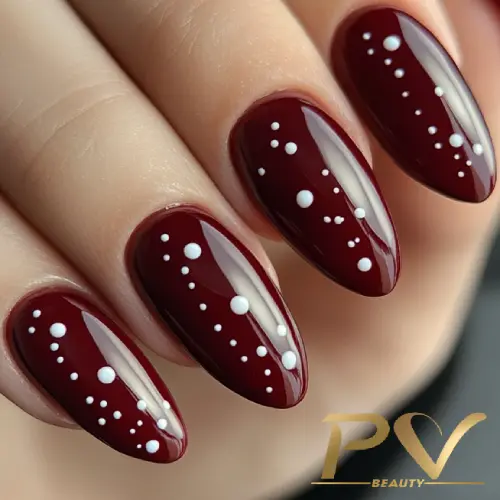 unhas-vinho-decoradas-poa-pv-beauty-05 Unhas vermelhas decoradas com pontos brancos em design elegante.