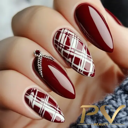 unhas-vinho-decoradas-xadrez-pv-beauty-17 Unhas decoradas com esmalte vermelho, padrão xadrez branco e detalhe de pedraria.