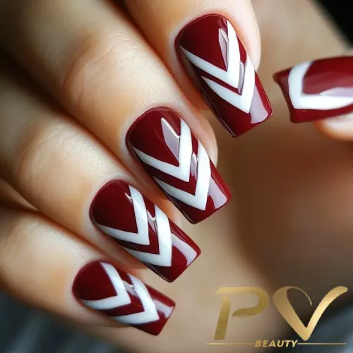 unhas-vinho-decoradas-zig-zag-pv-beauty-18 Unhas decoradas com esmalte vermelho e detalhes geométricos em branco.