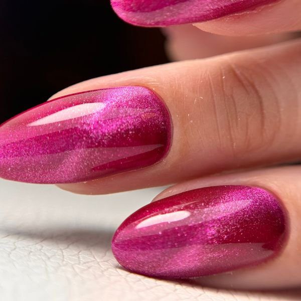 cat-eye-nails Unhas com efeito cat eye ou olho de gato em esmalte magnético