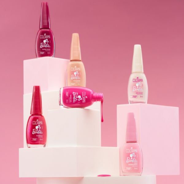 esmaltes-triangulos-colorama-barbie Foto da Coleção Barbie™ + Colorama com os esmaltes posicionados em triângulos brancos em fundo rosa.