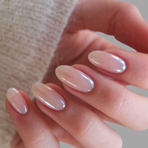 glazed-donut-nails-perolado Mão com glazed donut nails em tom perolado.