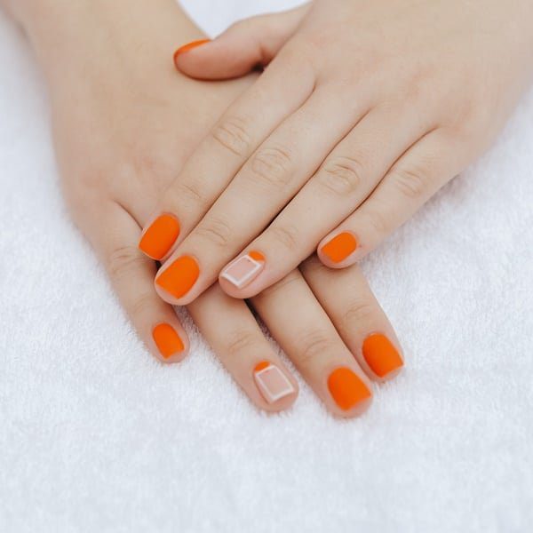 Aposte em tonalidades quentes como laranja e amarelo Aposte em tonalidades quentes como laranja e amarelo