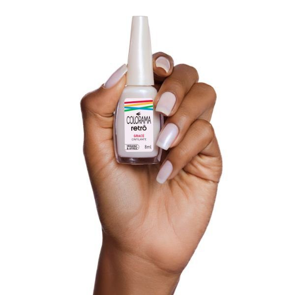 Mão segurando o esmalte Grace da Coleção Colorama Retrô.
