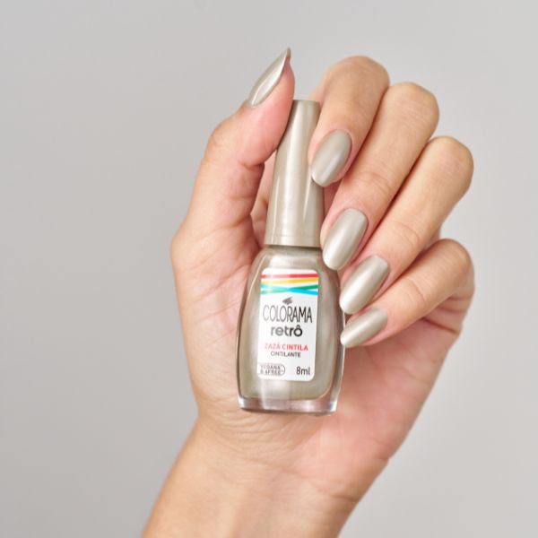 Mão segurando o esmalte Zazá Cintila da Coleção Colorama Retrô.