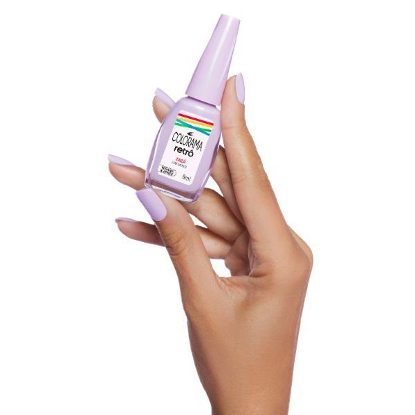 Mão segurando o esmalte Zaza da Coleção Colorama Retrô.