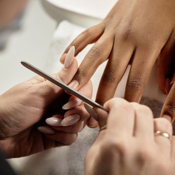 polka-dot Profissional manicure prepara as unhas de sua cliente para criar as polka dot nails
