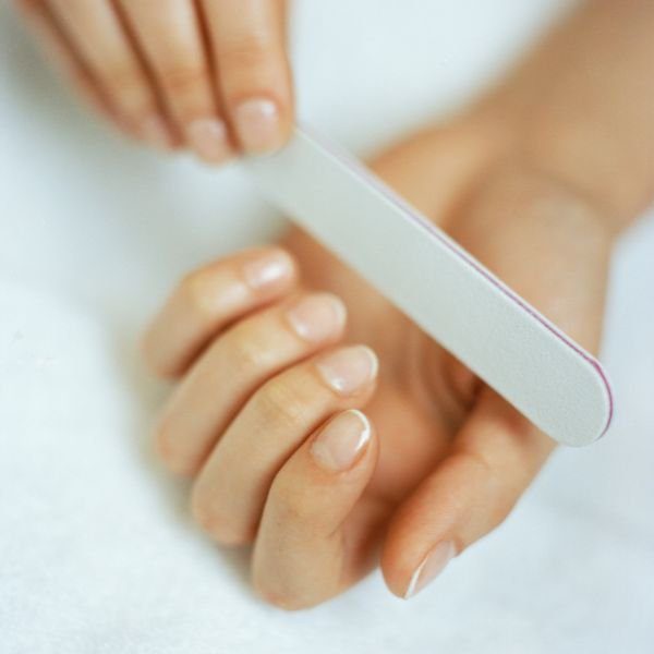 Mulher remove a esmaltação de gel em casa corretamente