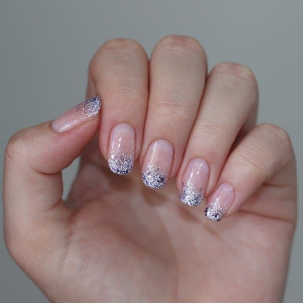 Unha encapsulada com glitter nas pontas.