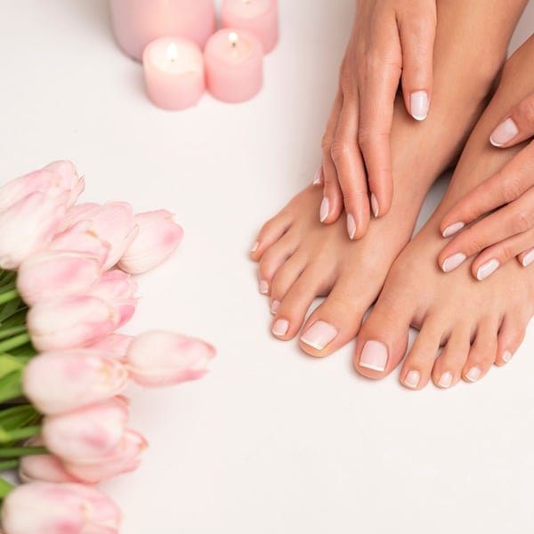 Aposte na unha francesinha no pé para arrasar