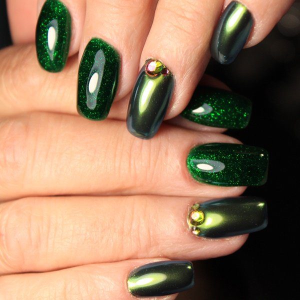 Inspiração de unhas verdes com pedraria na filha única Inspiração de unhas verdes com pedraria na filha única
