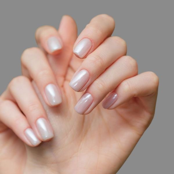 unhas-clean-perolado Mão com as unhas em tom perolado.
