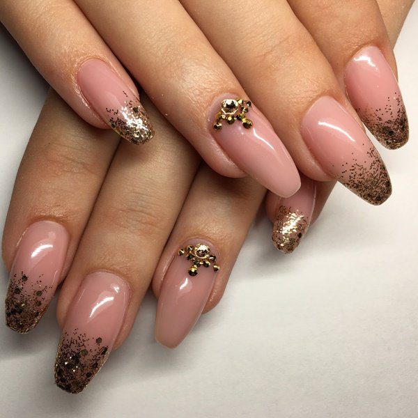 Unhas com glitter dourado