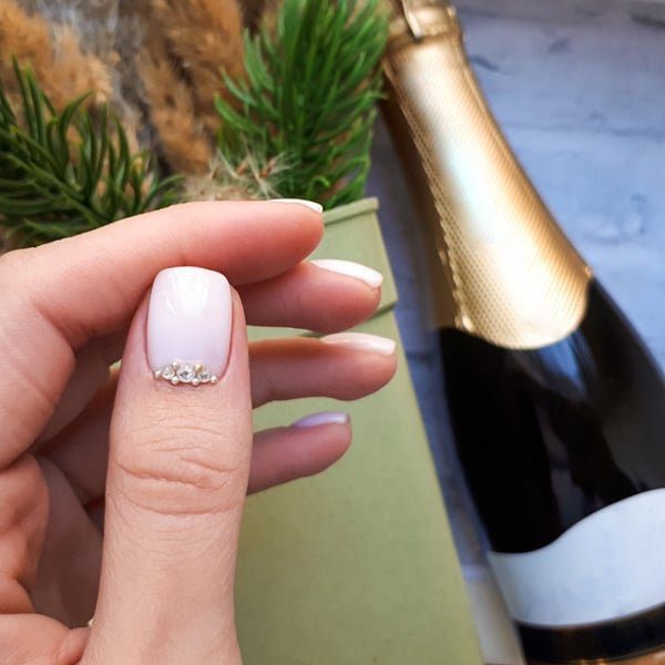 Unhas decoradas para o ano com pedrarias