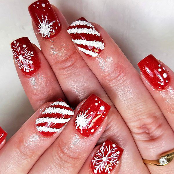 Unhas para natal: decoração vermelhas com detalhes branco