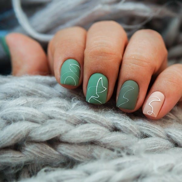 Unhas verdes combinadas com outra cor