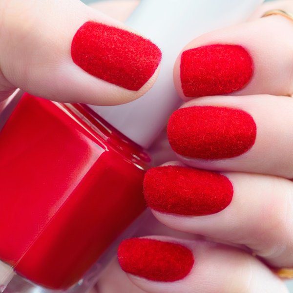 Unha com nail art de textura de pelúcia vermelha.